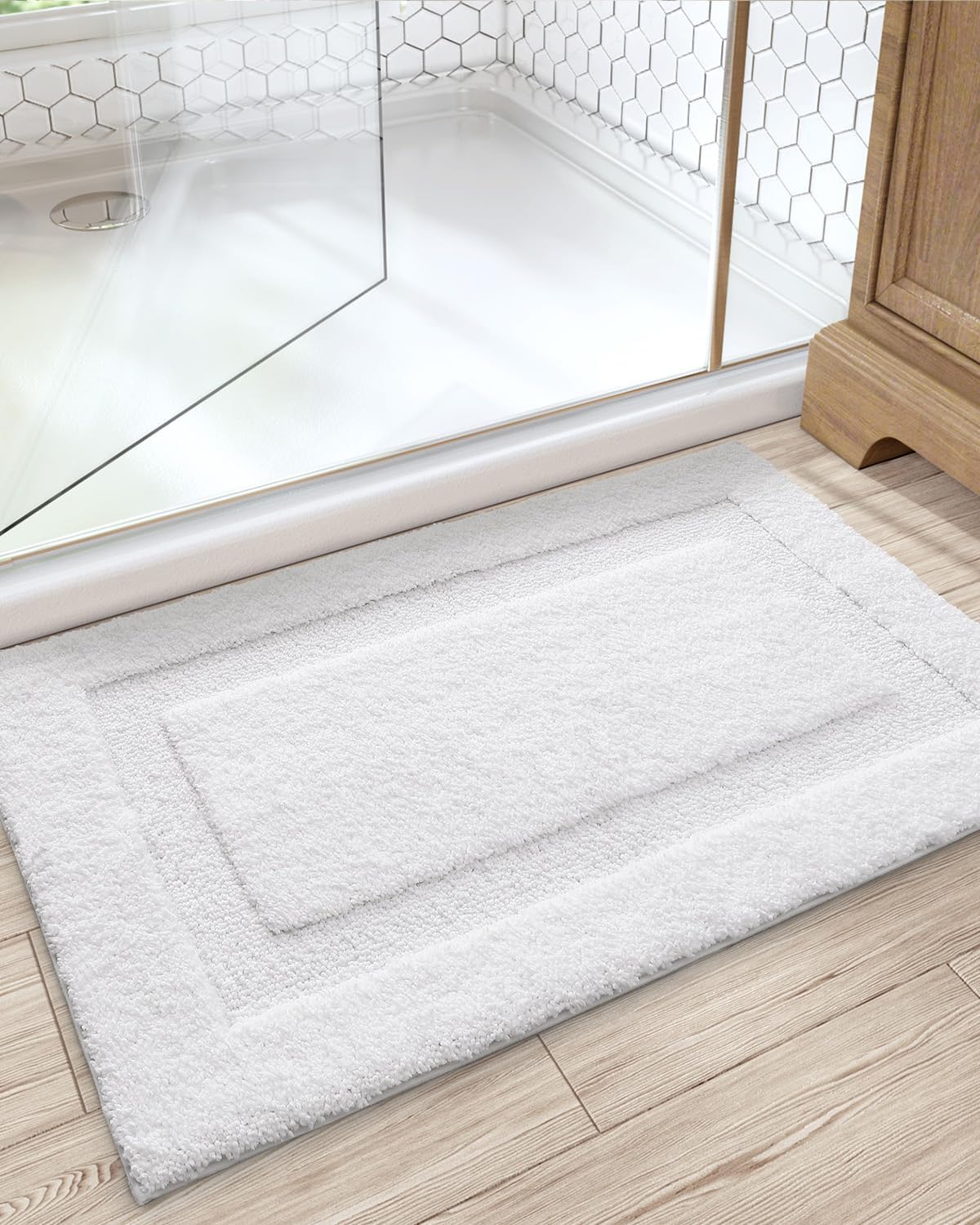 LUMI Ultra Soft Bathroom Rug, Non Slip Rubber Backing, Absorbent Washable Quick Dry, Premium Microfiber Plush, White, for Bathtub/Shower Floor