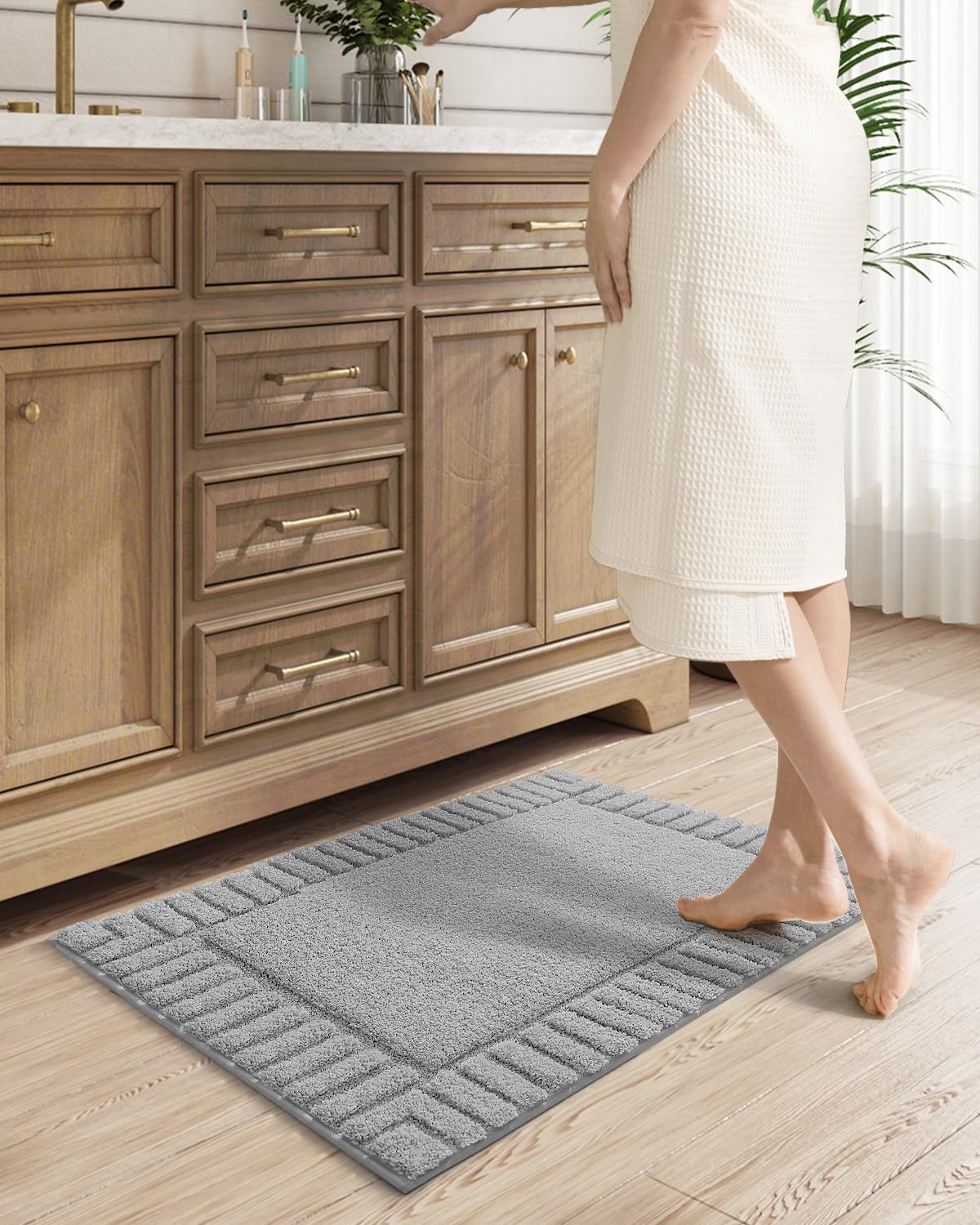 LUMI Bathroom Rug, Non Slip Rubber Backing, Extra Soft Plush Microfiber, Absorbent, Machine Washable Quick Dry, Light Grey, for Tub/Shower/Hotel