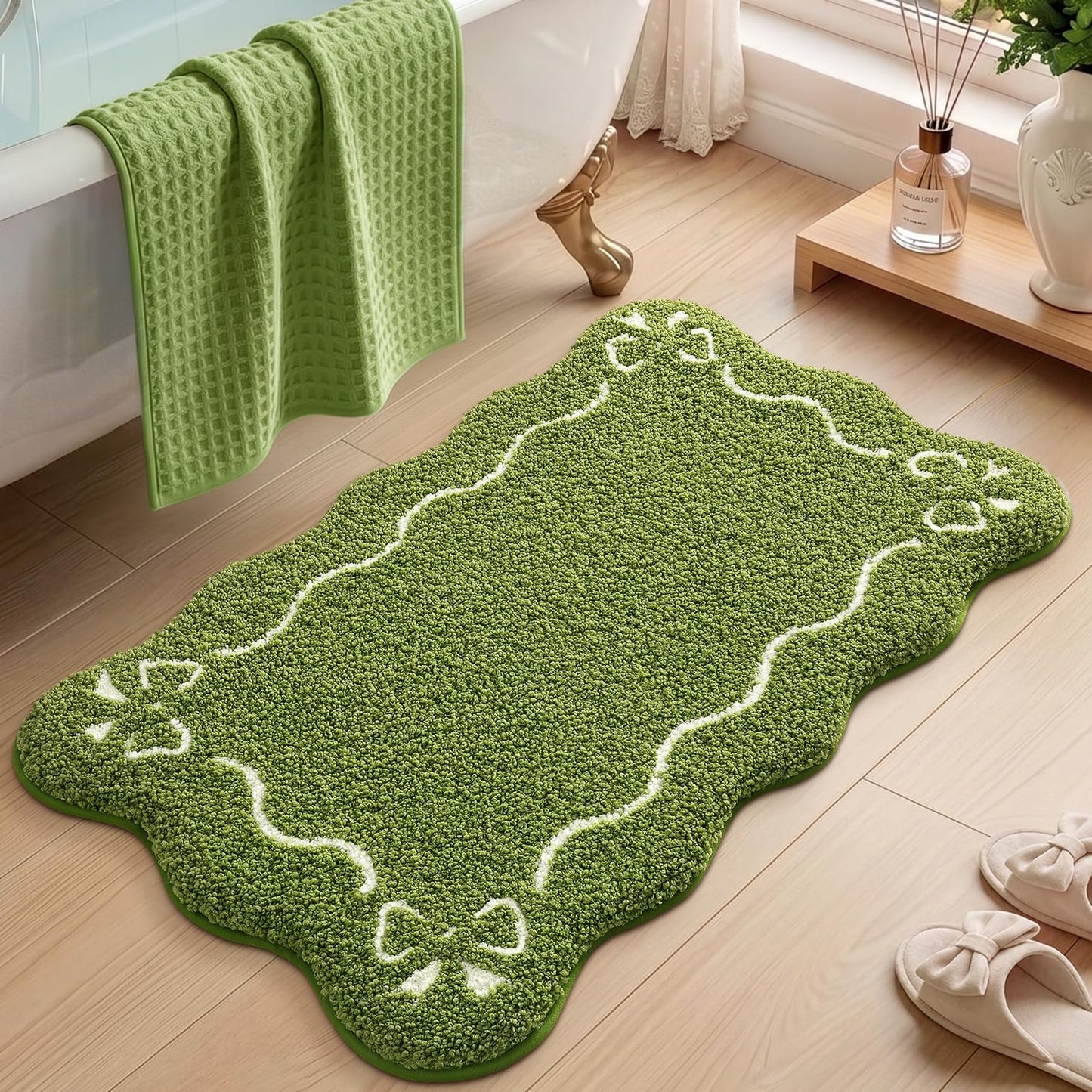 LUMI Scalloped Bathroom Rug, Cute Plush Microfiber Bath Mat, Super Absorbent & Quick Dry Shower Mat, Machine Washable Floor Carpet for Tub