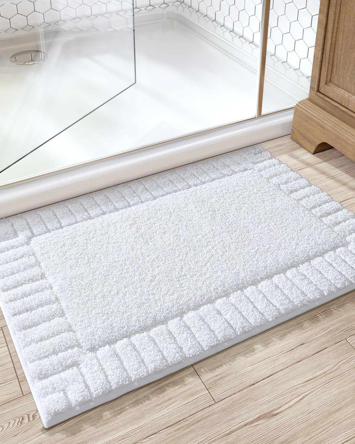 LUMI Bathroom Rug, Non Slip Rubber Backing, Extra Soft Plush Microfiber, Absorbent, Machine Washable Quick Dry, White, for Tub/Shower/Hotel