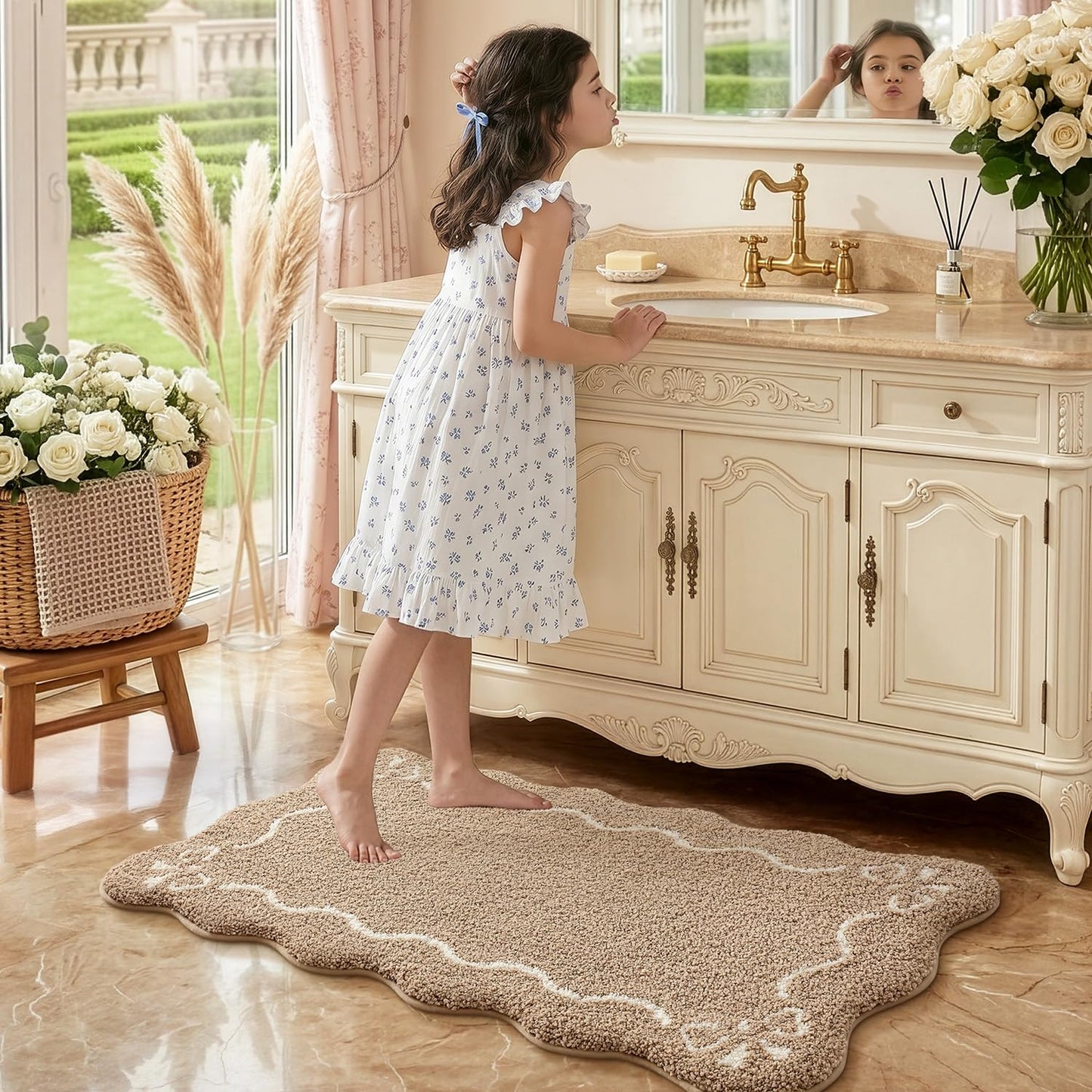 LUMI Scalloped Bathroom Rug, Cute Plush Microfiber Bath Mat, Super Absorbent & Quick Dry Shower Mat, Machine Washable Floor Carpet for Tub