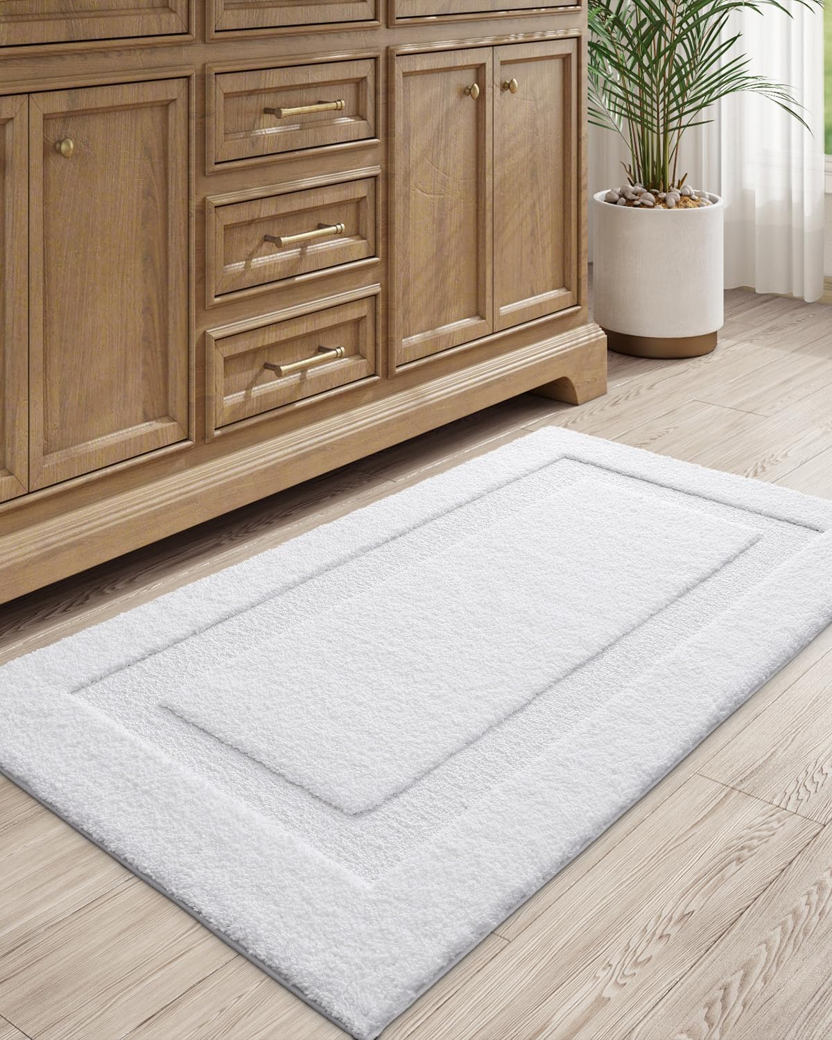 LUMI Ultra Soft Bathroom Rug, Non Slip Rubber Backing, Absorbent Washable Quick Dry, Premium Microfiber Plush, White, for Bathtub/Shower Floor