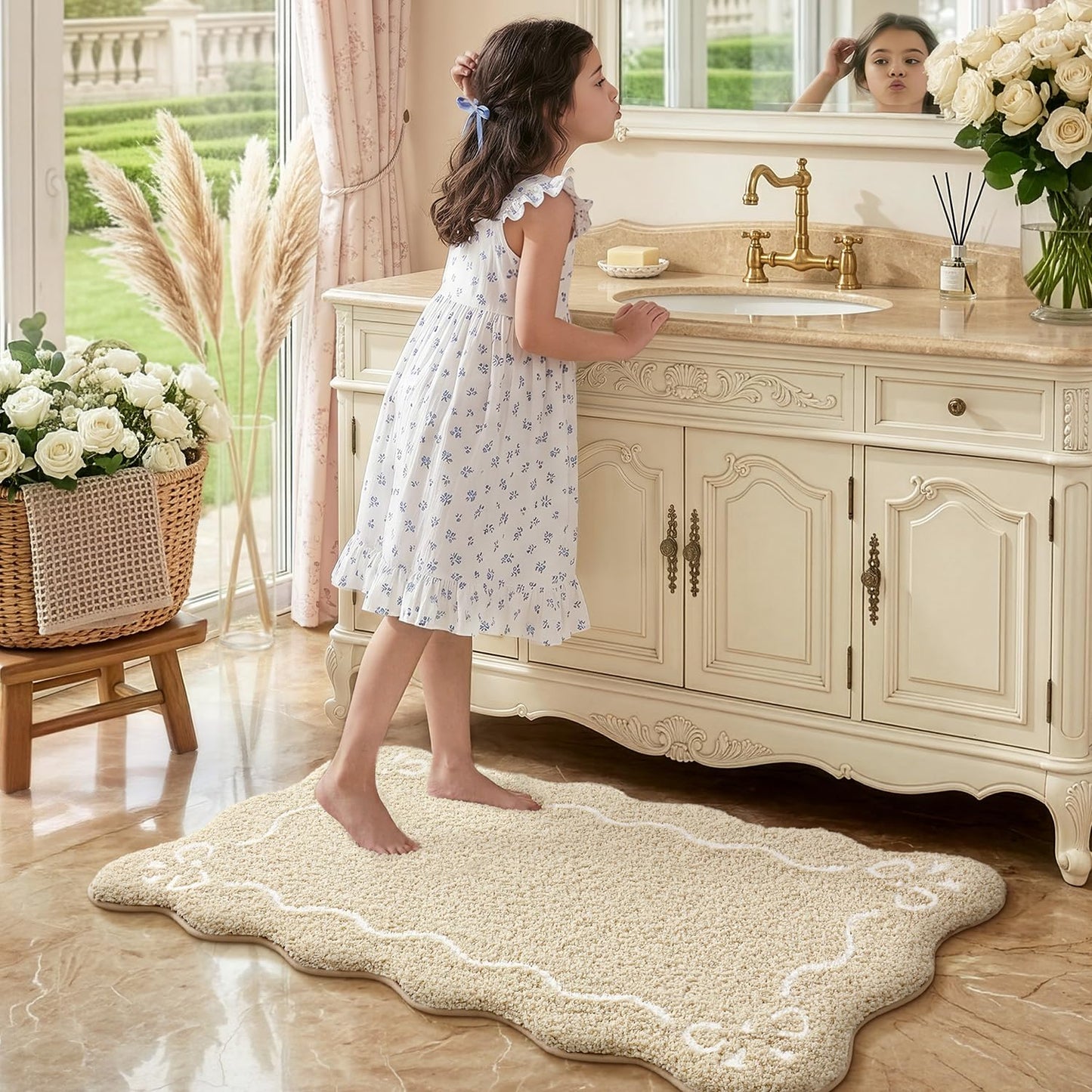 LUMI Scalloped Bathroom Rug, Cute Plush Microfiber Bath Mat, Super Absorbent & Quick Dry Shower Mat, Machine Washable Floor Carpet for Tub