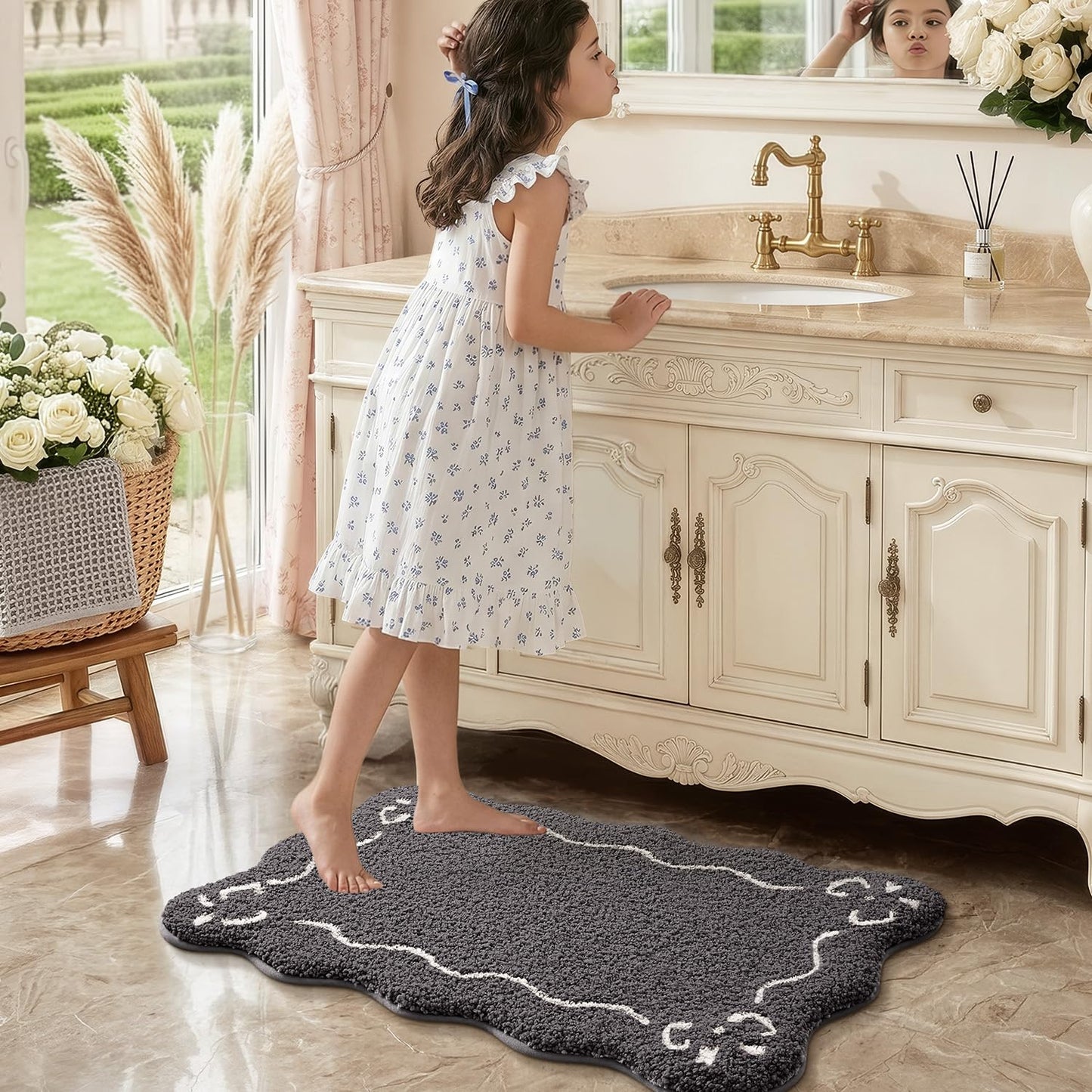 LUMI Scalloped Bathroom Rug, Cute Plush Microfiber Bath Mat, Super Absorbent & Quick Dry Shower Mat, Machine Washable Floor Carpet for Tub