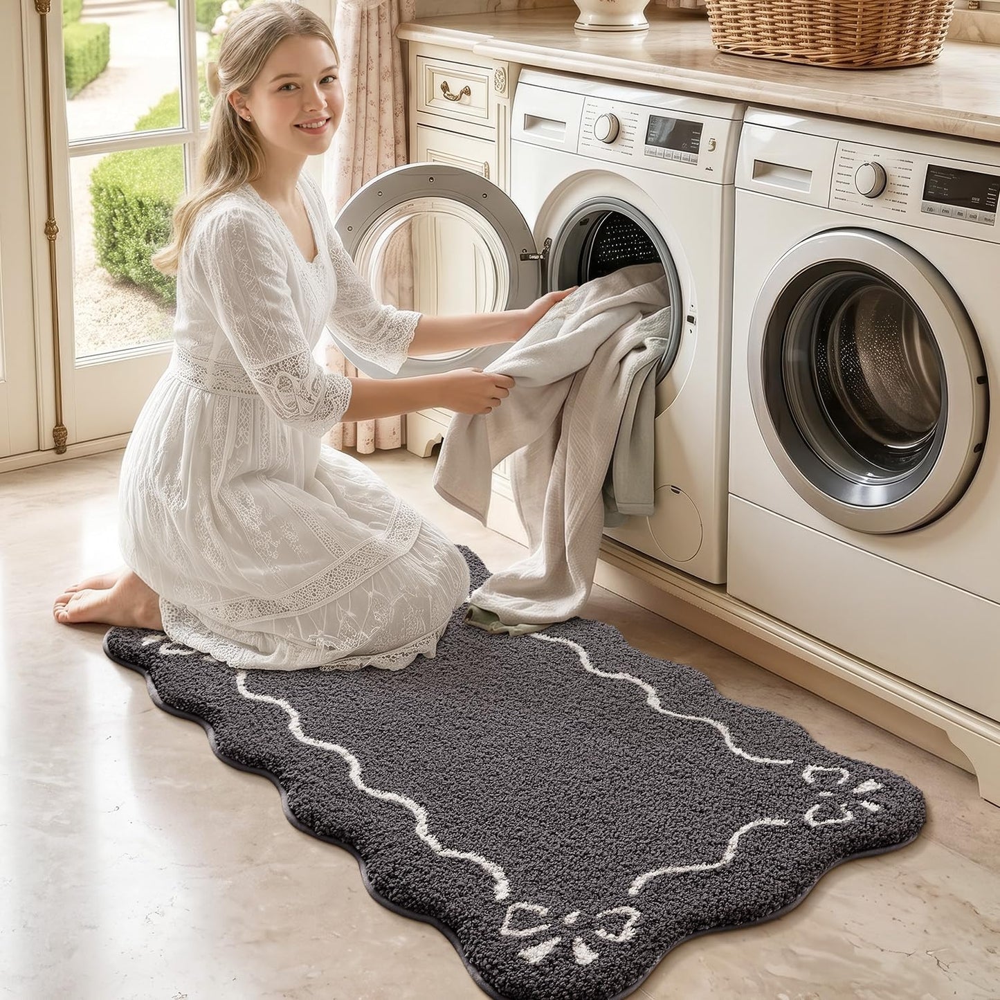 LUMI Scalloped Bathroom Rug, Cute Plush Microfiber Bath Mat, Super Absorbent & Quick Dry Shower Mat, Machine Washable Floor Carpet for Tub