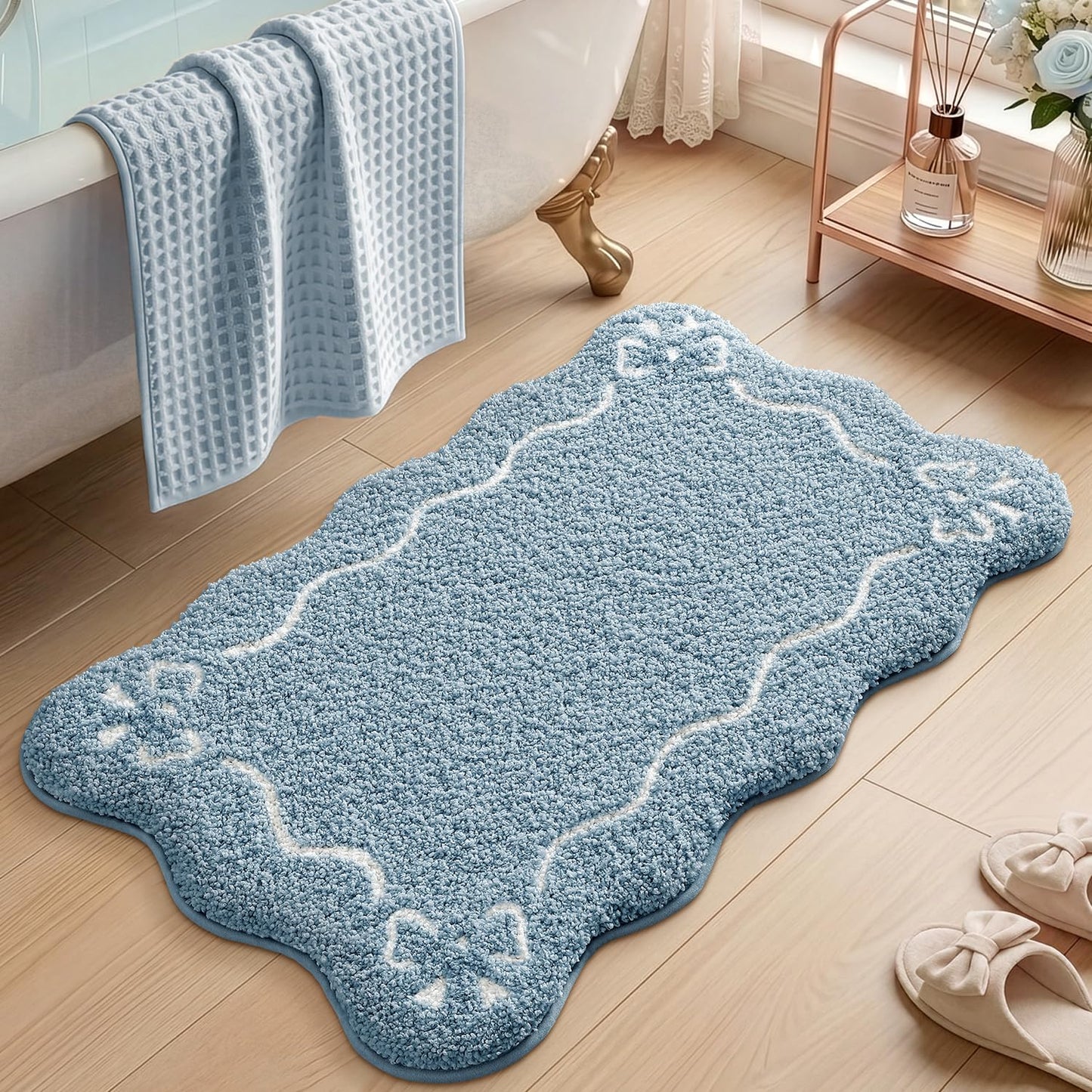 LUMI Scalloped Bathroom Rug, Cute Plush Microfiber Bath Mat, Super Absorbent & Quick Dry Shower Mat, Machine Washable Floor Carpet for Tub