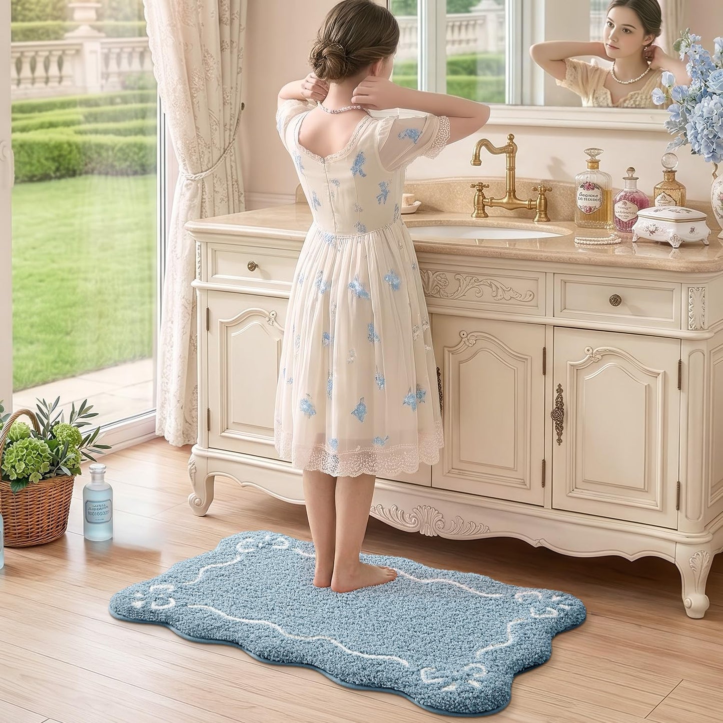 LUMI Scalloped Bathroom Rug, Cute Plush Microfiber Bath Mat, Super Absorbent & Quick Dry Shower Mat, Machine Washable Floor Carpet for Tub