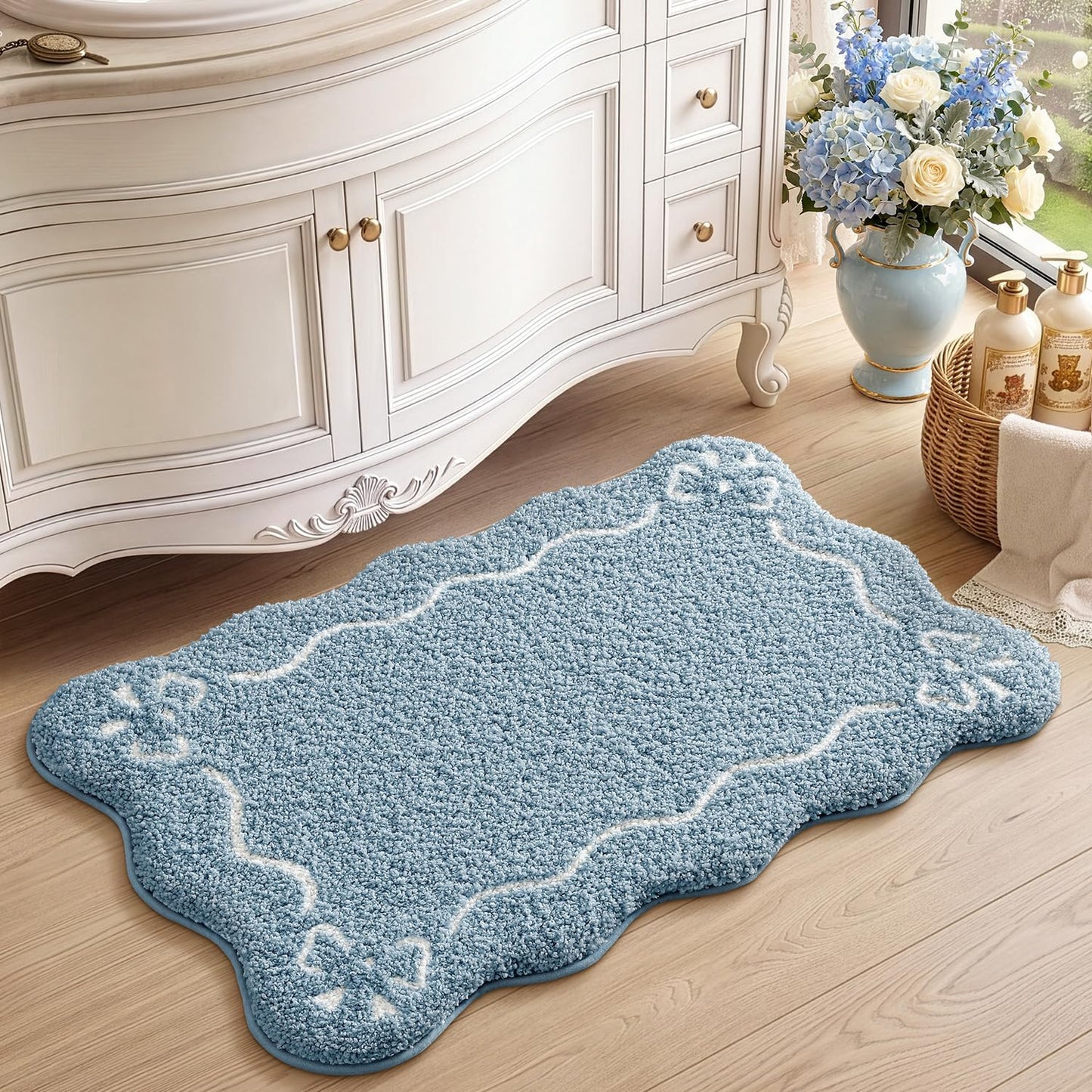 LUMI Scalloped Bathroom Rug, Cute Plush Microfiber Bath Mat, Super Absorbent & Quick Dry Shower Mat, Machine Washable Floor Carpet for Tub