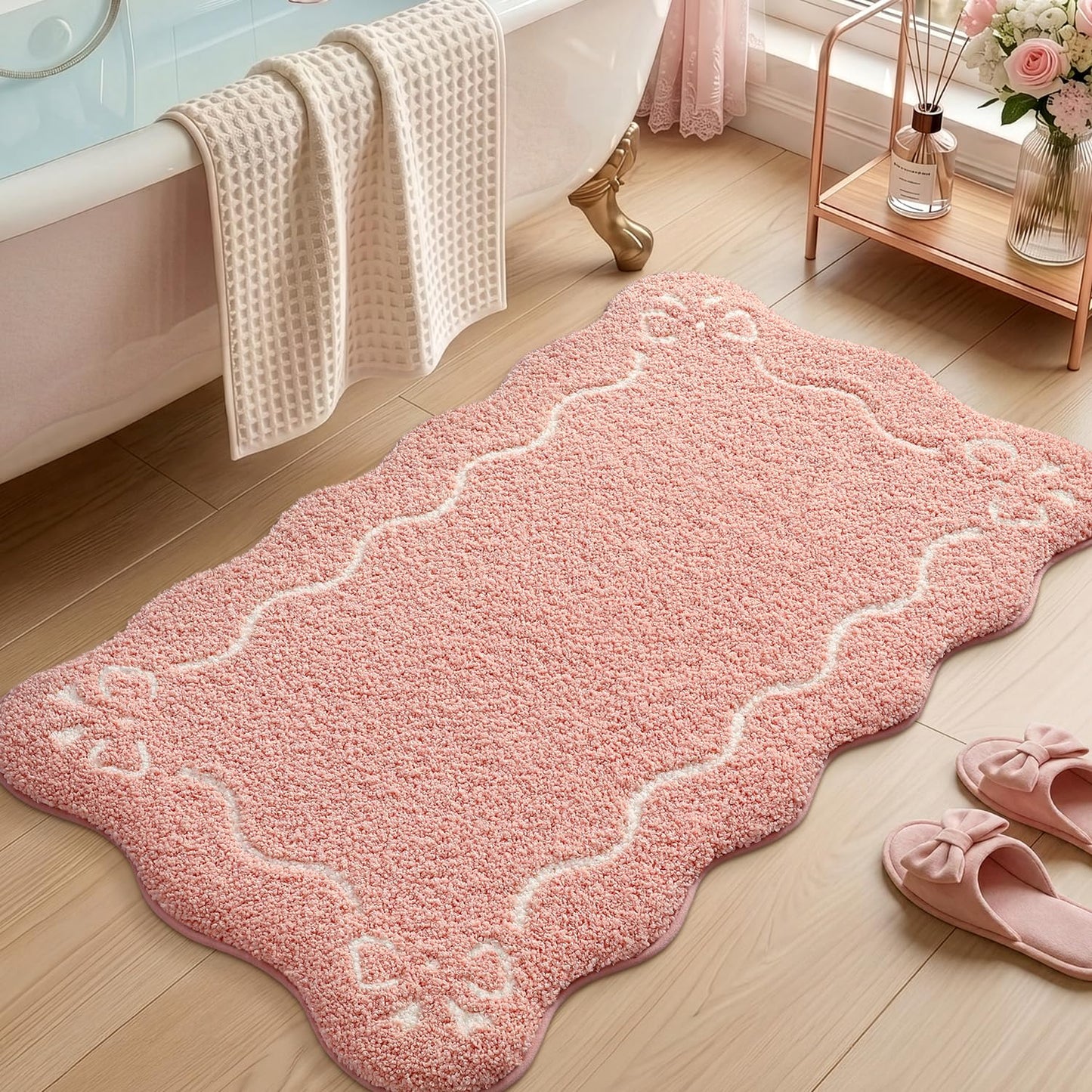LUMI Scalloped Bathroom Rug, Cute Plush Microfiber Bath Mat, Super Absorbent & Quick Dry Shower Mat, Machine Washable Floor Carpet for Tub
