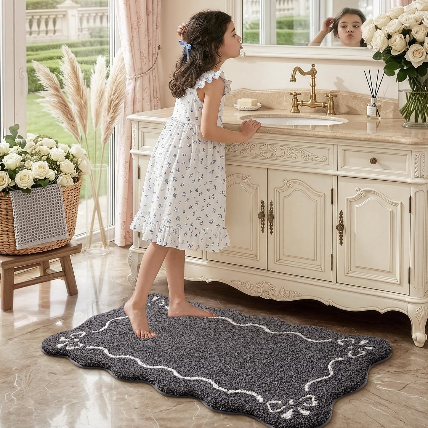LUMI Scalloped Bathroom Rug, Cute Plush Microfiber Bath Mat, Super Absorbent & Quick Dry Shower Mat, Machine Washable Floor Carpet for Tub