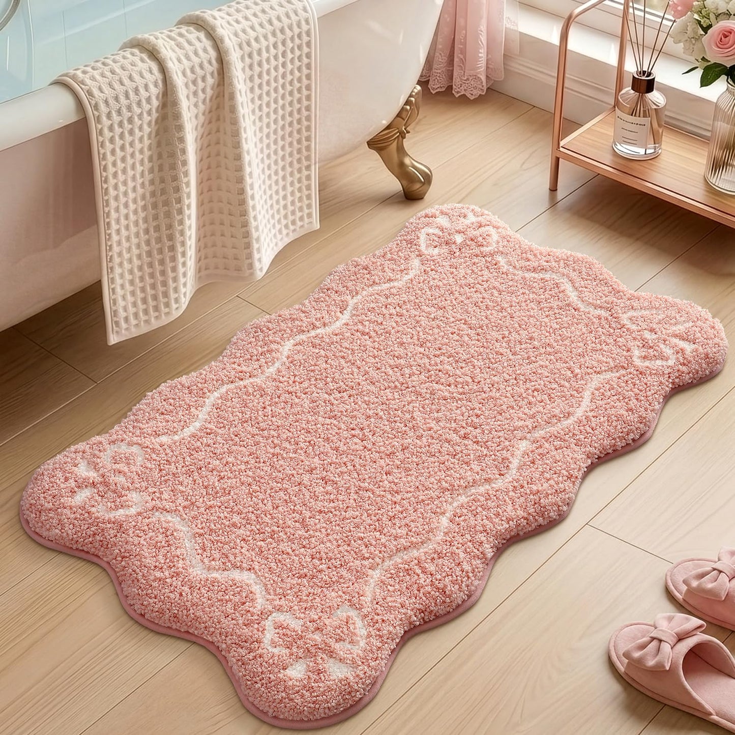 LUMI Scalloped Bathroom Rug, Cute Plush Microfiber Bath Mat, Super Absorbent & Quick Dry Shower Mat, Machine Washable Floor Carpet for Tub