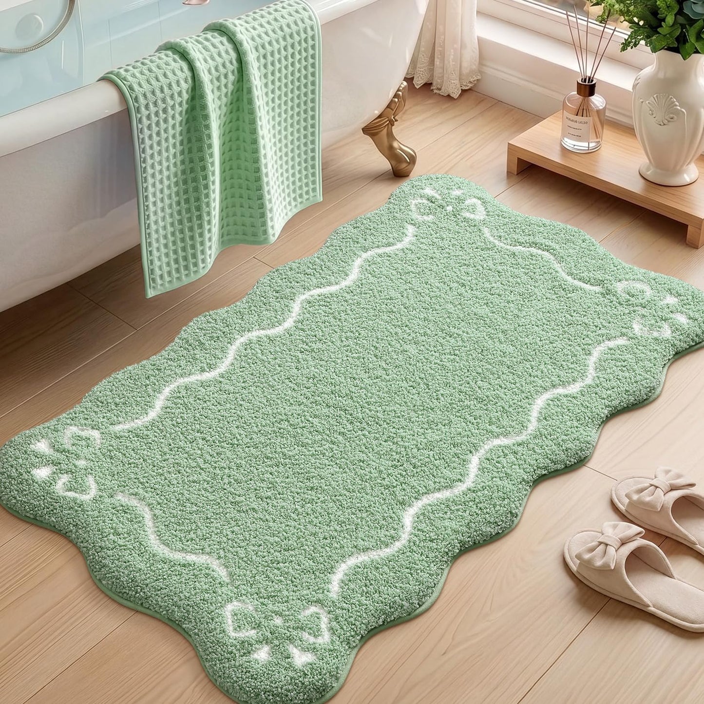 LUMI Scalloped Bathroom Rug, Cute Plush Microfiber Bath Mat, Super Absorbent & Quick Dry Shower Mat, Machine Washable Floor Carpet for Tub