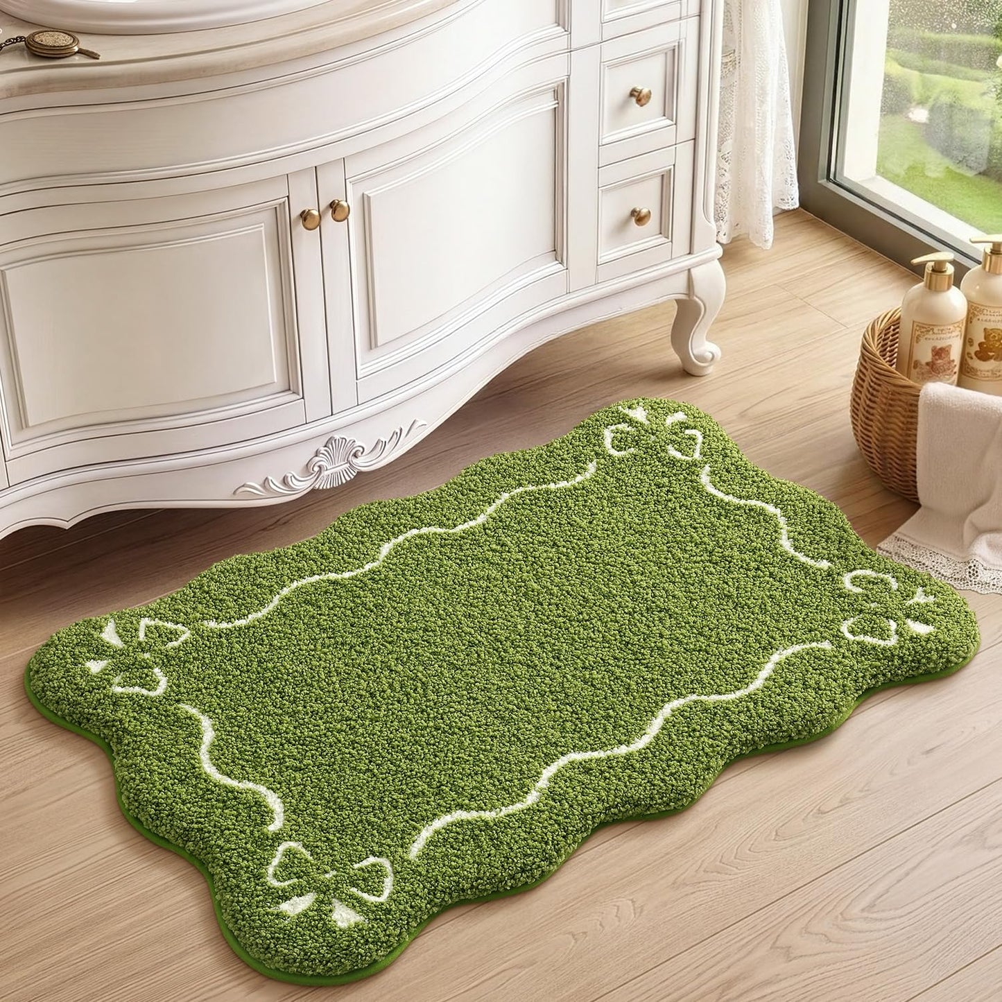 LUMI Scalloped Bathroom Rug, Cute Plush Microfiber Bath Mat, Super Absorbent & Quick Dry Shower Mat, Machine Washable Floor Carpet for Tub