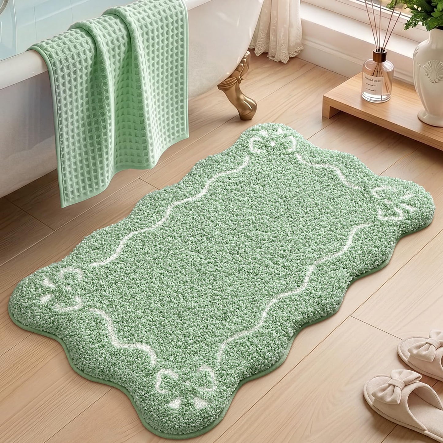 LUMI Scalloped Bathroom Rug, Cute Plush Microfiber Bath Mat, Super Absorbent & Quick Dry Shower Mat, Machine Washable Floor Carpet for Tub