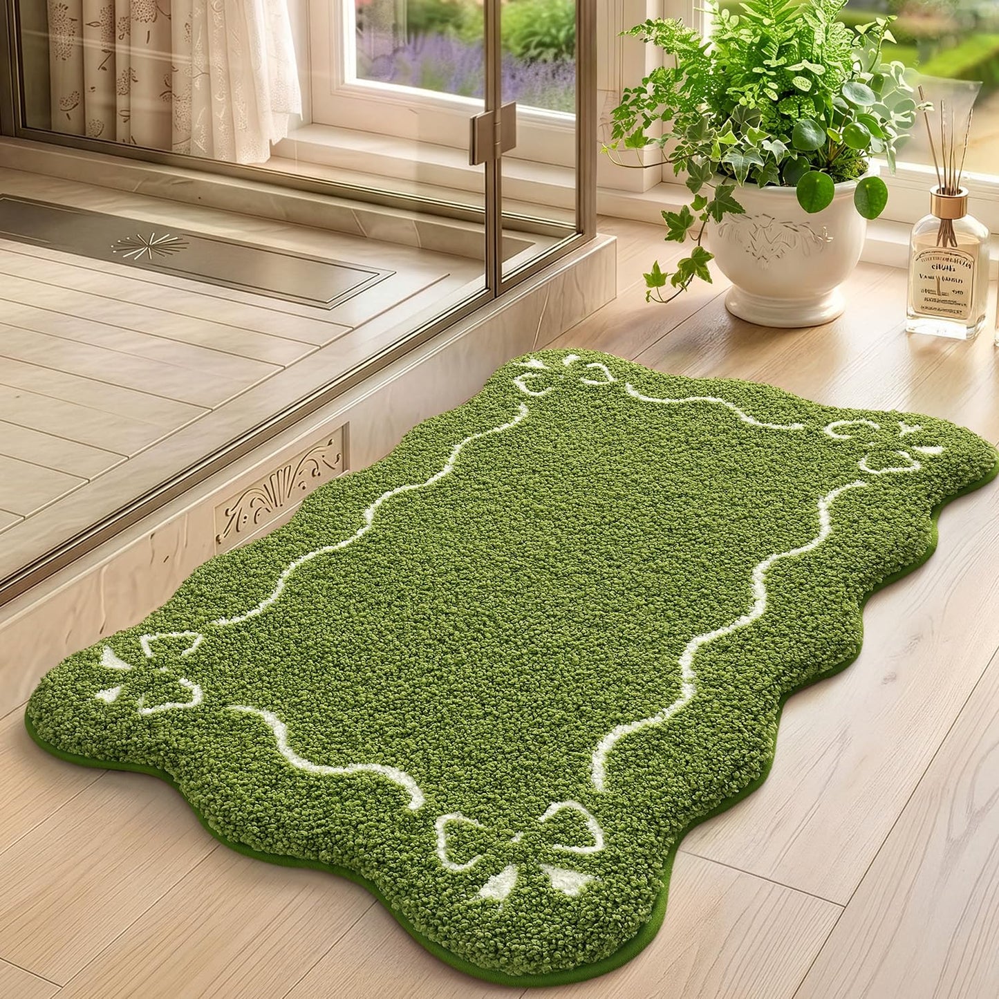 LUMI Scalloped Bathroom Rug, Cute Plush Microfiber Bath Mat, Super Absorbent & Quick Dry Shower Mat, Machine Washable Floor Carpet for Tub