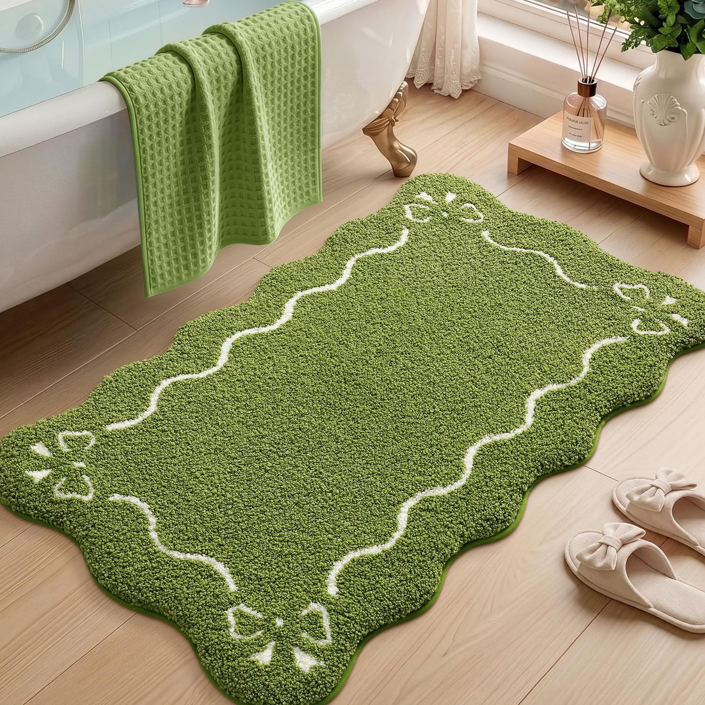 LUMI Scalloped Bathroom Rug, Cute Plush Microfiber Bath Mat, Super Absorbent & Quick Dry Shower Mat, Machine Washable Floor Carpet for Tub